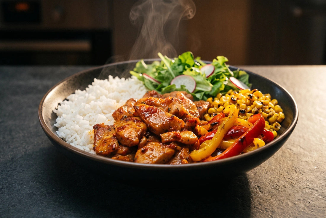 Bol de poulet mariné poêlé avec riz blanc, poivrons rôtis, maïs grillé et salade croquante aux radis, servi fumant sur une table sombre